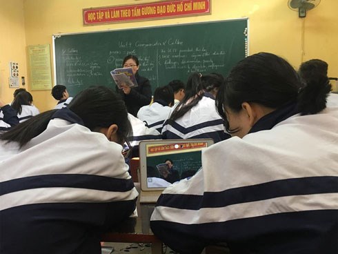Thời đại 4.0: Đi học quên mang kính, nữ sinh nghĩ ra cách nhìn bảng cực bá đạo, dân mạng chắp tay bái phục