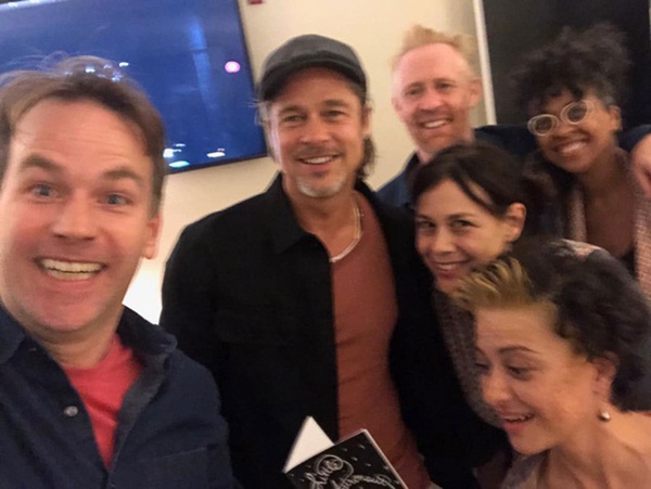 Cuối cùng sau nhiều năm ly hôn Angelina Jolie, Brad Pitt đã lộ ảnh hẹn hò với người tình kém 25 tuổi trong đêm?-2