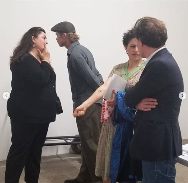 Cuối cùng sau nhiều năm ly hôn Angelina Jolie, Brad Pitt đã lộ ảnh hẹn hò với người tình kém 25 tuổi trong đêm?-3