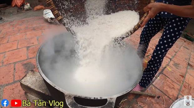 Dân tình lại được dịp đặt dấu ? to đùng về nia cơm siêu to khổng lồ của bà Tân Vlog: cơm hải sản là cơm trắng rồi đặt hải sản hấp lên trên?-1