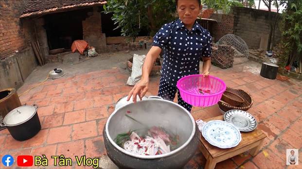 Dân tình lại được dịp đặt dấu ? to đùng về nia cơm siêu to khổng lồ của bà Tân Vlog: cơm hải sản là cơm trắng rồi đặt hải sản hấp lên trên?-5