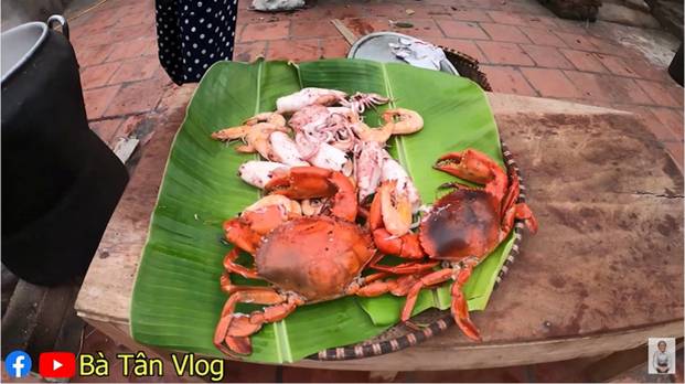 Dân tình lại được dịp đặt dấu ? to đùng về nia cơm siêu to khổng lồ của bà Tân Vlog: cơm hải sản là cơm trắng rồi đặt hải sản hấp lên trên?-7