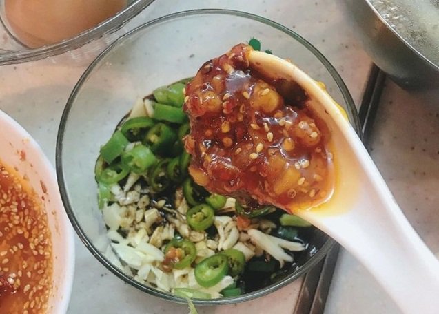 Chồng chê món đùi gà luộc nhạt nhẽo, cho thêm chút nước sốt thành món ngon cực phẩm-2