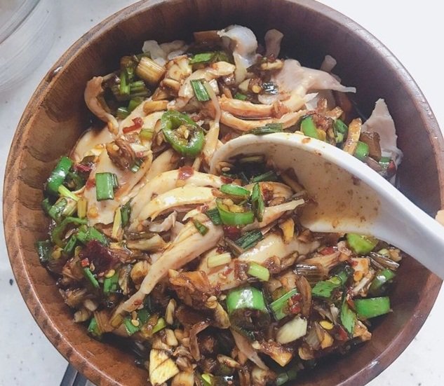 Chồng chê món đùi gà luộc nhạt nhẽo, cho thêm chút nước sốt thành món ngon cực phẩm-4