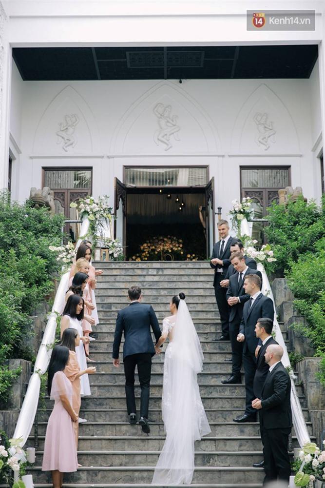 Ngọt lịm tim với loạt khoảnh khắc của MC Hoàng Oanh và chồng Tây: Từ nụ hôn đến cái ôm chặt cũng tình đáng ghen tỵ-1