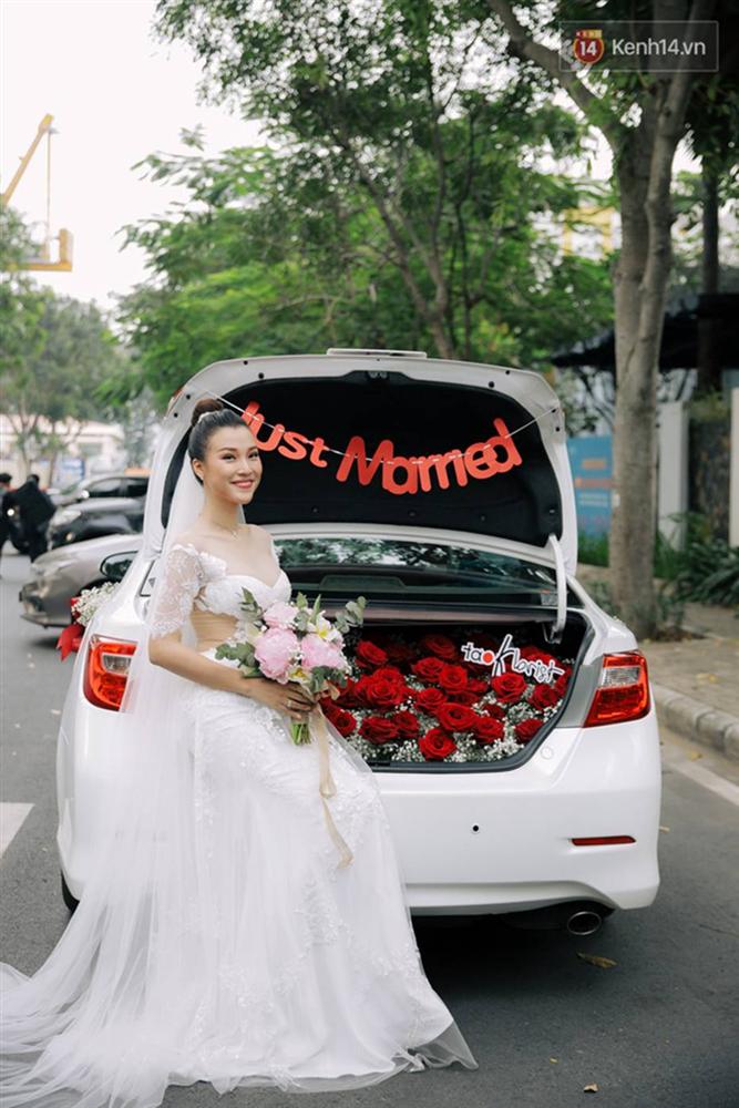 Ngọt lịm tim với loạt khoảnh khắc của MC Hoàng Oanh và chồng Tây: Từ nụ hôn đến cái ôm chặt cũng tình đáng ghen tỵ-10