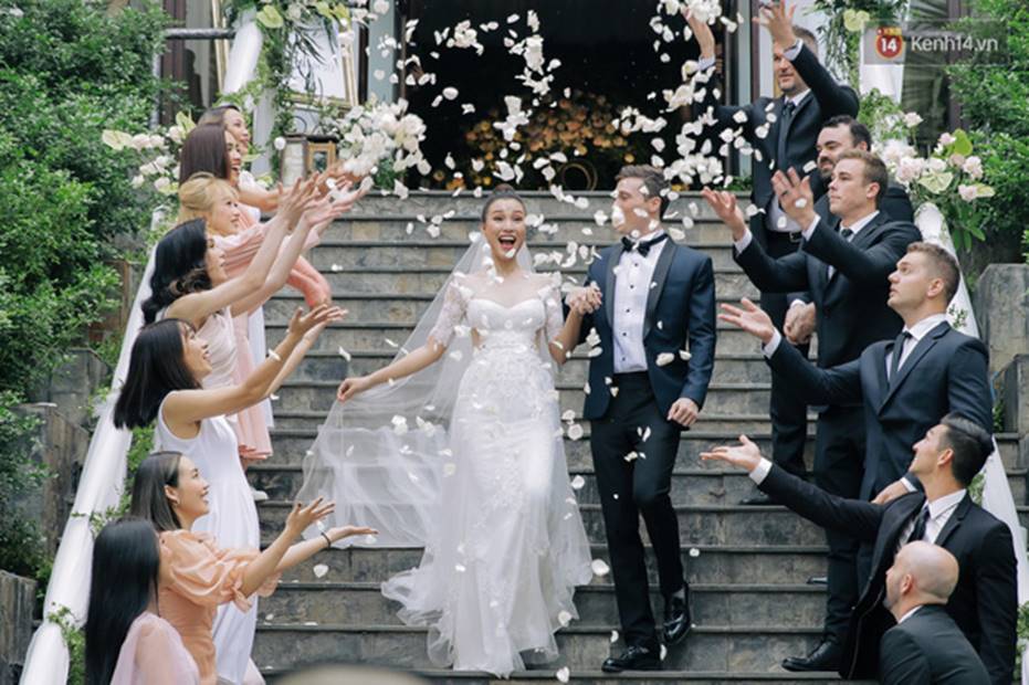 Ngọt lịm tim với loạt khoảnh khắc của MC Hoàng Oanh và chồng Tây: Từ nụ hôn đến cái ôm chặt cũng tình đáng ghen tỵ-4