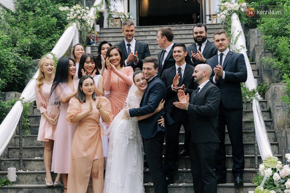 Ngọt lịm tim với loạt khoảnh khắc của MC Hoàng Oanh và chồng Tây: Từ nụ hôn đến cái ôm chặt cũng tình đáng ghen tỵ-6