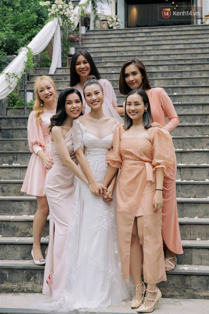 Ngọt lịm tim với loạt khoảnh khắc của MC Hoàng Oanh và chồng Tây: Từ nụ hôn đến cái ôm chặt cũng tình đáng ghen tỵ-8