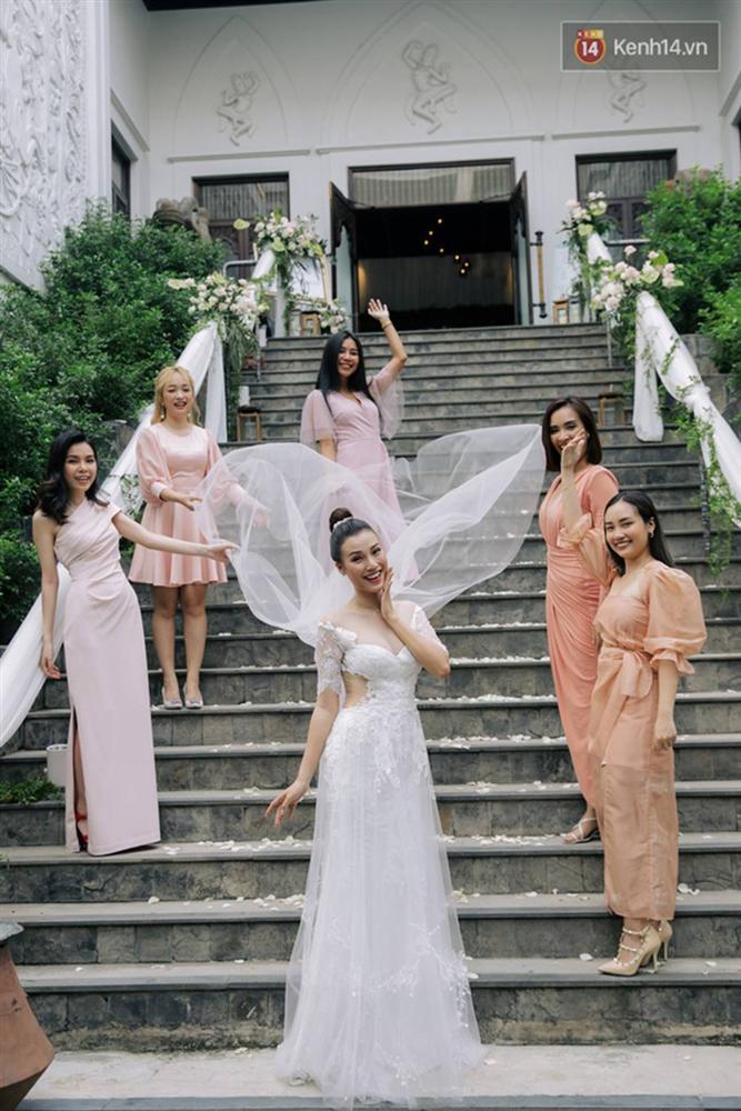 Ngọt lịm tim với loạt khoảnh khắc của MC Hoàng Oanh và chồng Tây: Từ nụ hôn đến cái ôm chặt cũng tình đáng ghen tỵ-9