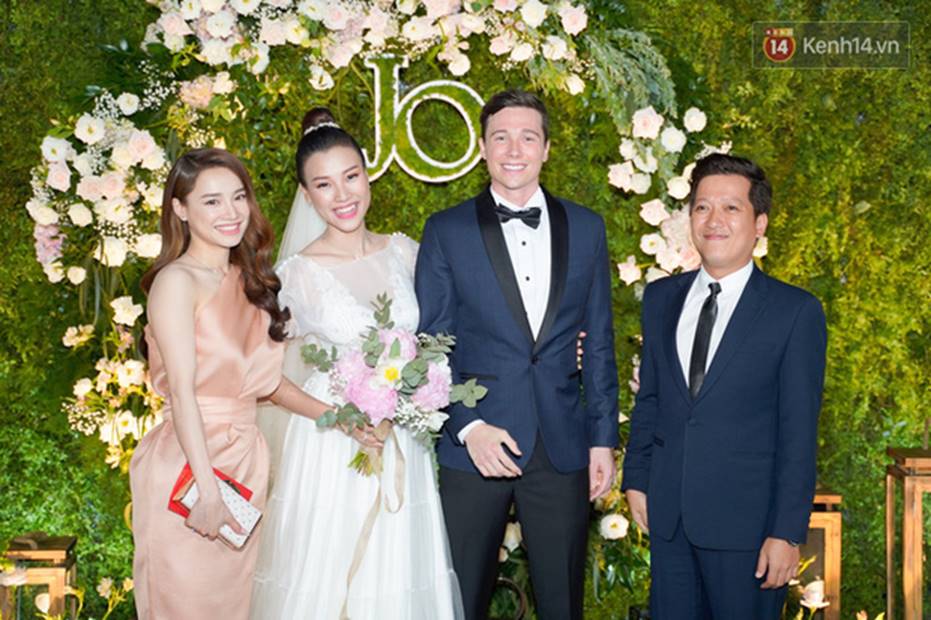 Nhã Phương sánh đôi với Trường Giang, cùng dàn sao Vbiz tới chung vui trong đám cưới Hoàng Oanh-2