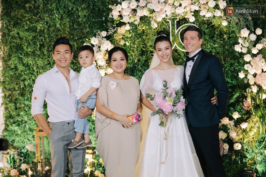 Nhã Phương sánh đôi với Trường Giang, cùng dàn sao Vbiz tới chung vui trong đám cưới Hoàng Oanh-10