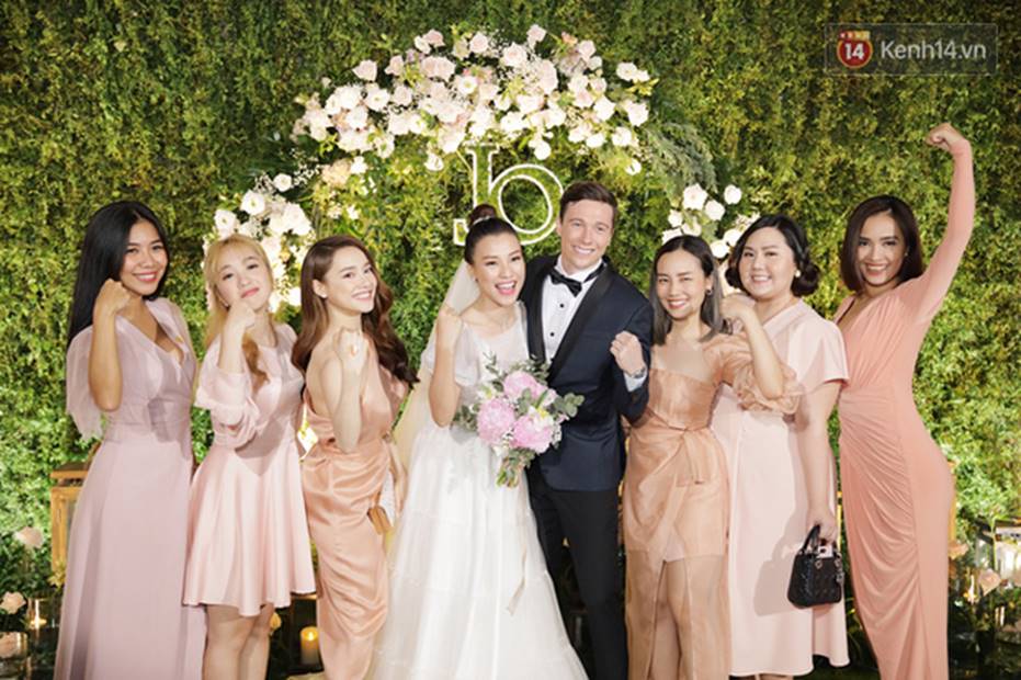 Nhã Phương sánh đôi với Trường Giang, cùng dàn sao Vbiz tới chung vui trong đám cưới Hoàng Oanh-4