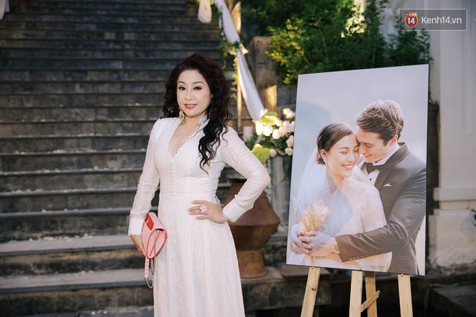 Nhã Phương sánh đôi với Trường Giang, cùng dàn sao Vbiz tới chung vui trong đám cưới Hoàng Oanh-12