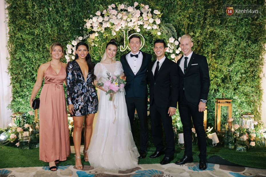 Nhã Phương sánh đôi với Trường Giang, cùng dàn sao Vbiz tới chung vui trong đám cưới Hoàng Oanh-14