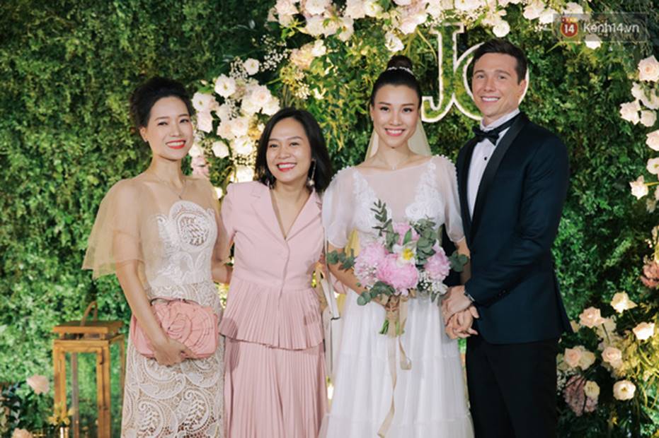 Nhã Phương sánh đôi với Trường Giang, cùng dàn sao Vbiz tới chung vui trong đám cưới Hoàng Oanh-15