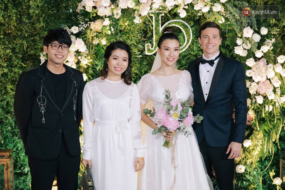 Nhã Phương sánh đôi với Trường Giang, cùng dàn sao Vbiz tới chung vui trong đám cưới Hoàng Oanh-16