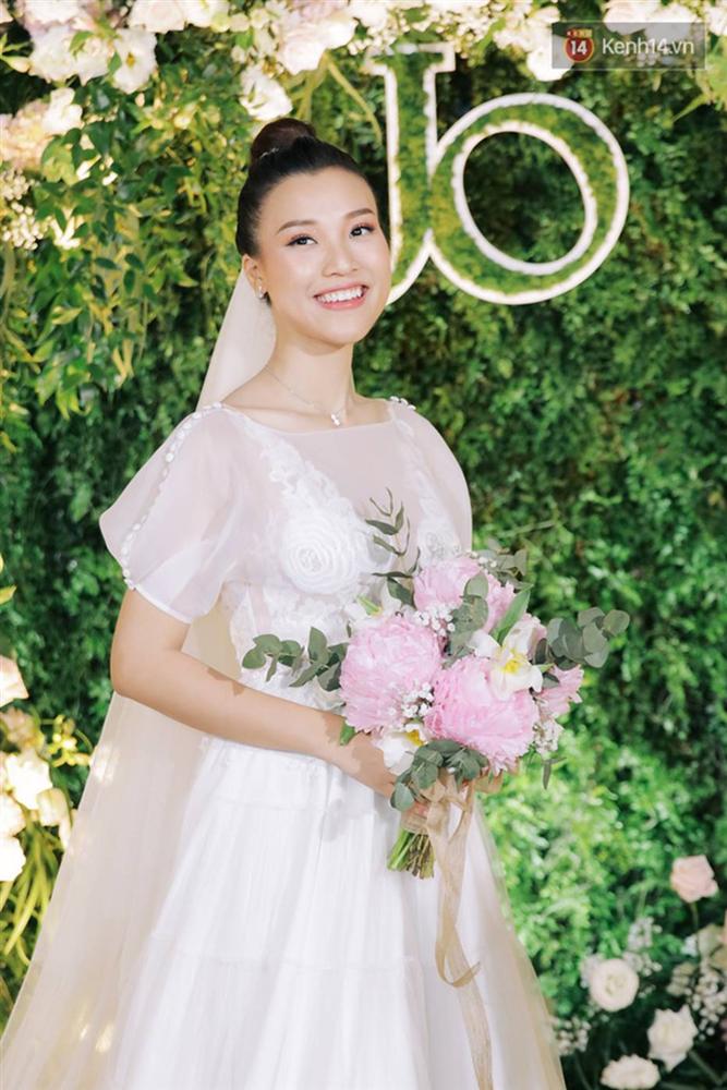 Nhã Phương sánh đôi với Trường Giang, cùng dàn sao Vbiz tới chung vui trong đám cưới Hoàng Oanh-17