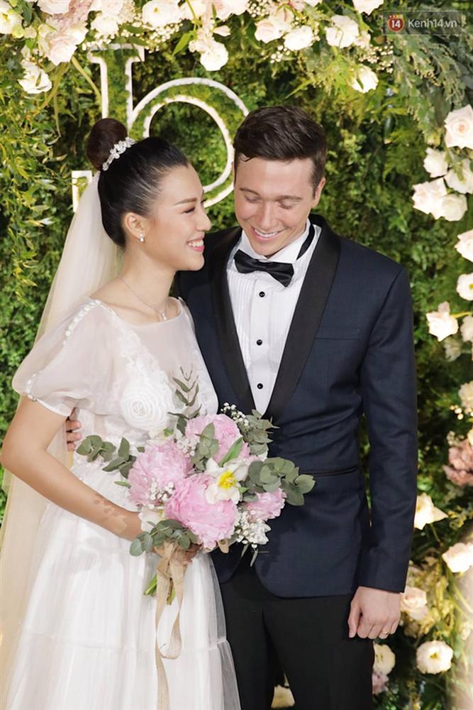 Nhã Phương sánh đôi với Trường Giang, cùng dàn sao Vbiz tới chung vui trong đám cưới Hoàng Oanh-18