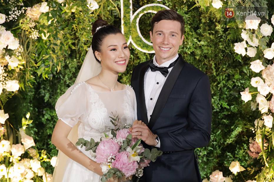 Nhã Phương sánh đôi với Trường Giang, cùng dàn sao Vbiz tới chung vui trong đám cưới Hoàng Oanh-19