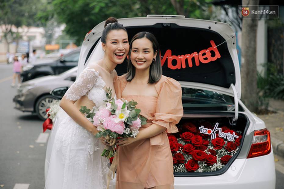 Nhã Phương sánh đôi với Trường Giang, cùng dàn sao Vbiz tới chung vui trong đám cưới Hoàng Oanh-23