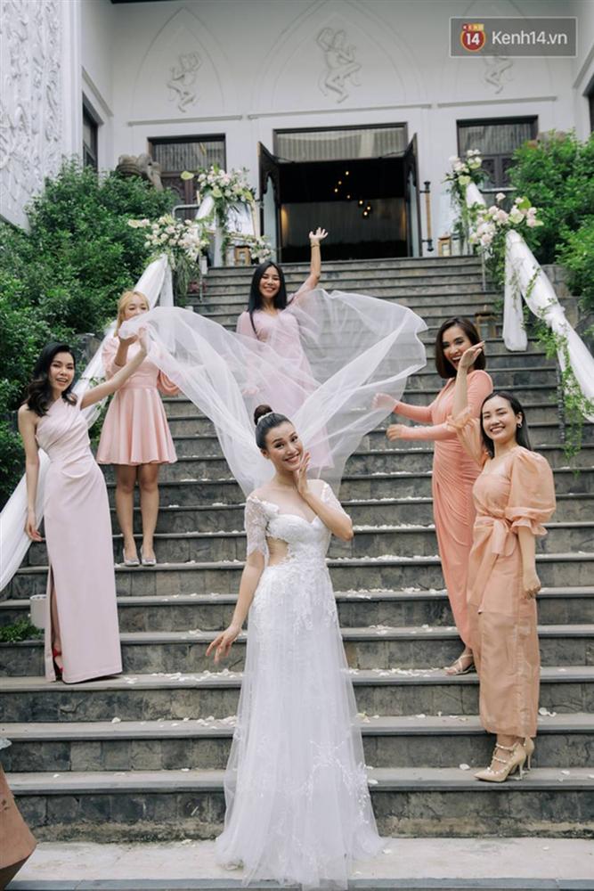 Nhã Phương sánh đôi với Trường Giang, cùng dàn sao Vbiz tới chung vui trong đám cưới Hoàng Oanh-24