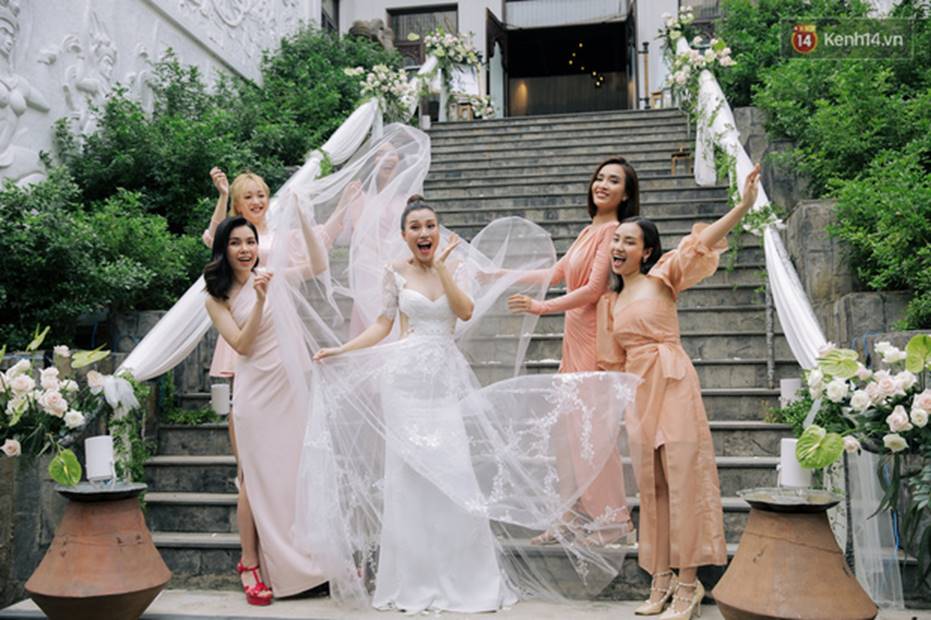 Nhã Phương sánh đôi với Trường Giang, cùng dàn sao Vbiz tới chung vui trong đám cưới Hoàng Oanh-25