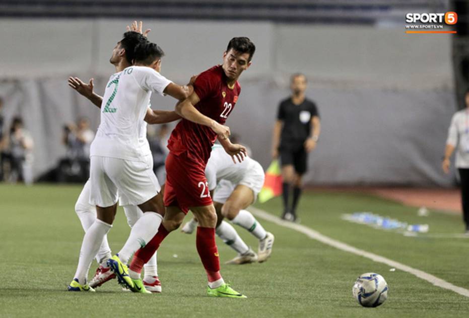 Đoàn Văn Hậu kẹp cổ đội trưởng Indonesia và thông điệp: Đừng bao giờ bắt nạt đồng đội của Hậu!-1