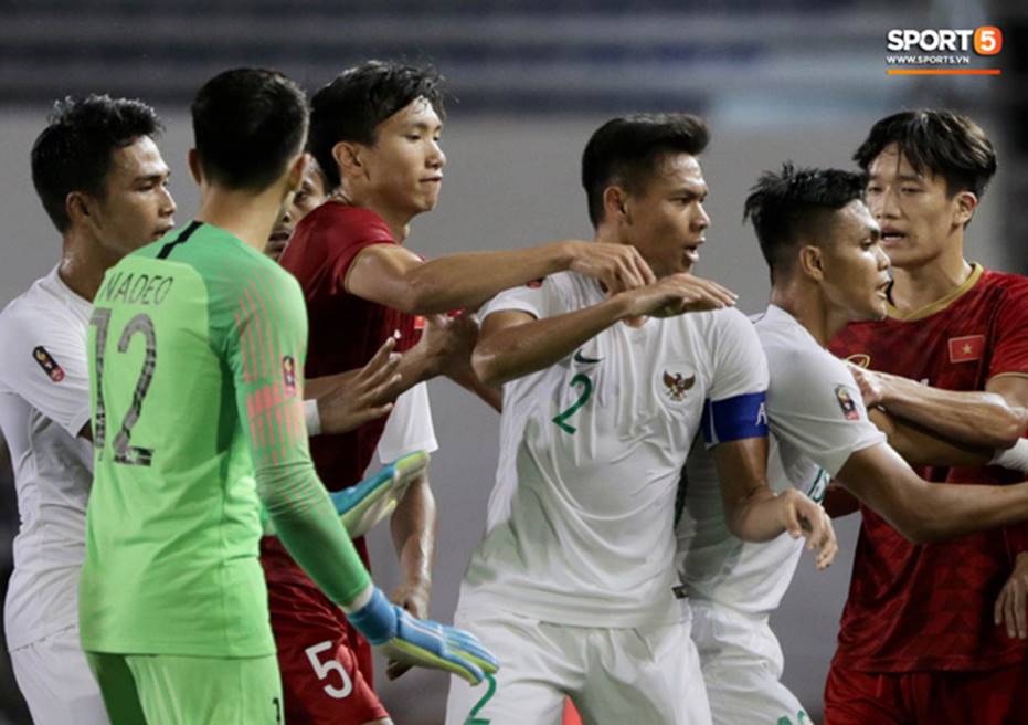 Đoàn Văn Hậu kẹp cổ đội trưởng Indonesia và thông điệp: Đừng bao giờ bắt nạt đồng đội của Hậu!-3
