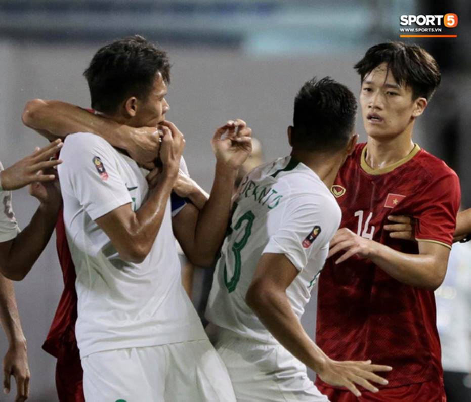 Đoàn Văn Hậu kẹp cổ đội trưởng Indonesia và thông điệp: Đừng bao giờ bắt nạt đồng đội của Hậu!-5