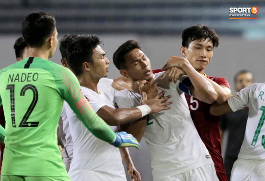 Đoàn Văn Hậu kẹp cổ đội trưởng Indonesia và thông điệp: Đừng bao giờ bắt nạt đồng đội của Hậu!-6