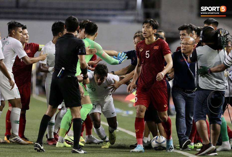 Đoàn Văn Hậu kẹp cổ đội trưởng Indonesia và thông điệp: Đừng bao giờ bắt nạt đồng đội của Hậu!-8