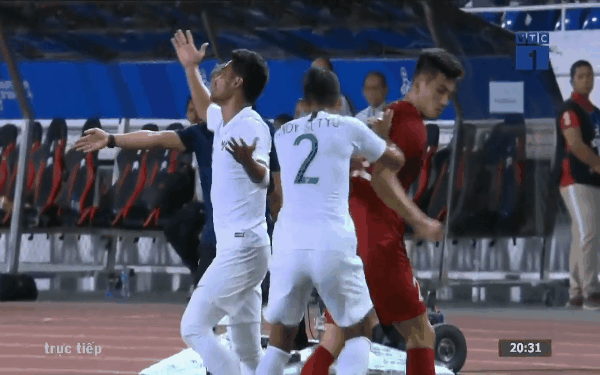 HLV Park Hang-seo nổi đóa khi hậu vệ U22 Indonesia đòi ăn thua đủ với Tiến Linh-1