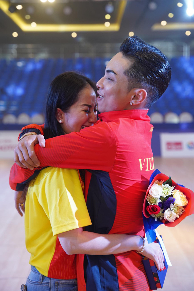 Phan Hiển chính thức giành HCV tại Seagames 30, Khánh Thi lập tức òa khóc nức nở, ôm chầm lấy chồng vì quá hạnh phúc!-3