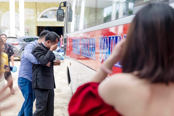 Con gái đi lấy chồng cách nhà chưa đầy 10 cây số, cha nức nở ôm mặt khóc cạn nước mắt khiến nhiều người xúc động-3