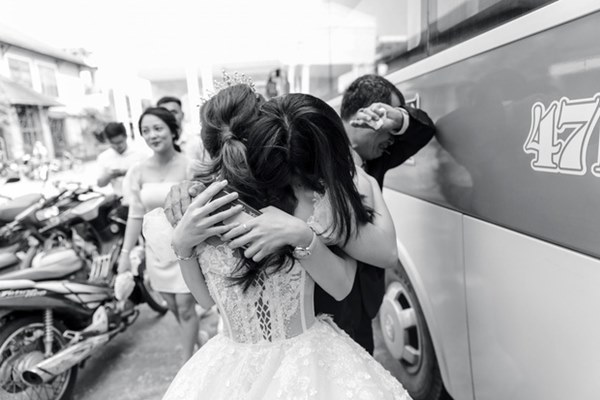 Con gái đi lấy chồng cách nhà chưa đầy 10 cây số, cha nức nở ôm mặt khóc cạn nước mắt khiến nhiều người xúc động-4
