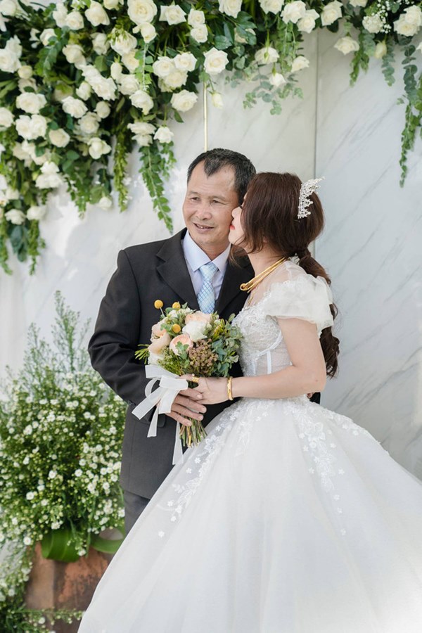 Con gái đi lấy chồng cách nhà chưa đầy 10 cây số, cha nức nở ôm mặt khóc cạn nước mắt khiến nhiều người xúc động-6