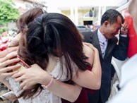 Con gái đi lấy chồng cách nhà chưa đầy 10 cây số, cha nức nở ôm mặt khóc cạn nước mắt khiến nhiều người xúc động