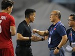 Hình ảnh vừa buồn cười, vừa thương khi bác sĩ của U22 Việt Nam hối hả tiếp nước cho cầu thủ ở trận thắng Indonesia-11