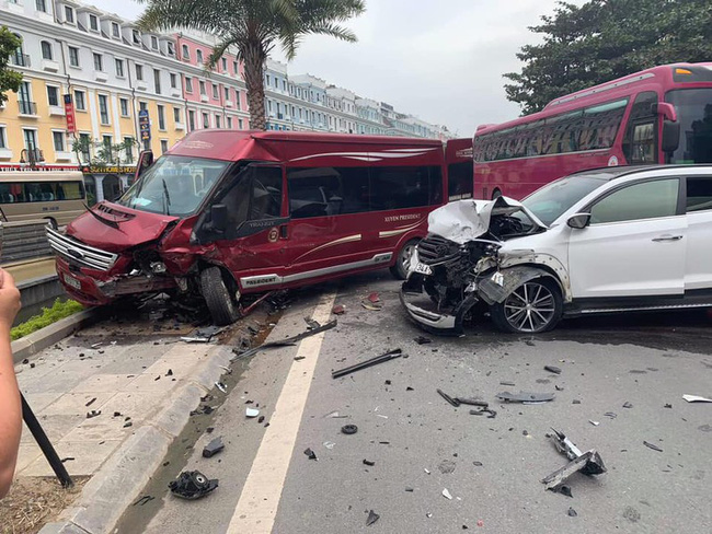 Tông xe liên hoàn, 2 mẹ con đi xe máy bị văng trên đường-4