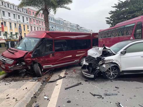 Tông xe liên hoàn, 2 mẹ con đi xe máy bị văng trên đường