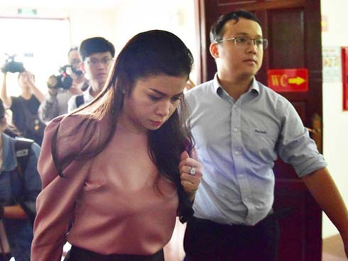 Xin đổi thẩm phán không thành, bà Lê Hoàng Diệp Thảo rưng rưng: Cả 5 mẹ con tôi van xin HĐXX xem xét để chúng tôi có cơ hội đoàn tụ, chăm sóc sức khỏe cho chồng-12