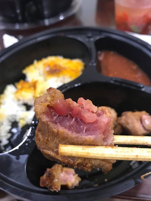 Order sườn nướng đặc biệt, cô gái sốc tận óc khi nhận đồ, cắn miếng sườn còn nguyên thịt sống đỏ au-2