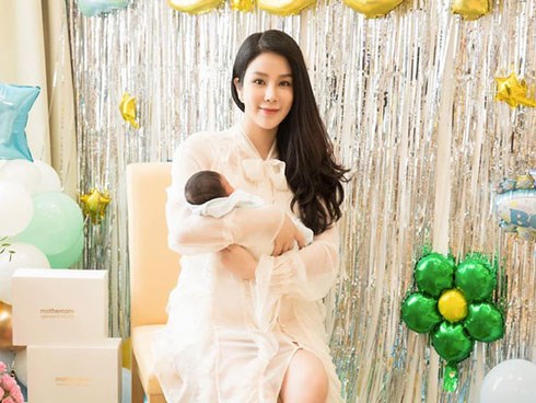Tròn 1 tháng sau sinh, Diệp Lâm Anh diện váy ôm sát vòng eo gọn đến ngỡ ngàng
