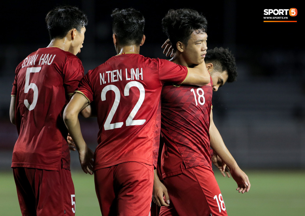 Hình ảnh vừa buồn cười, vừa thương khi bác sĩ của U22 Việt Nam hối hả tiếp nước cho cầu thủ ở trận thắng Indonesia-2