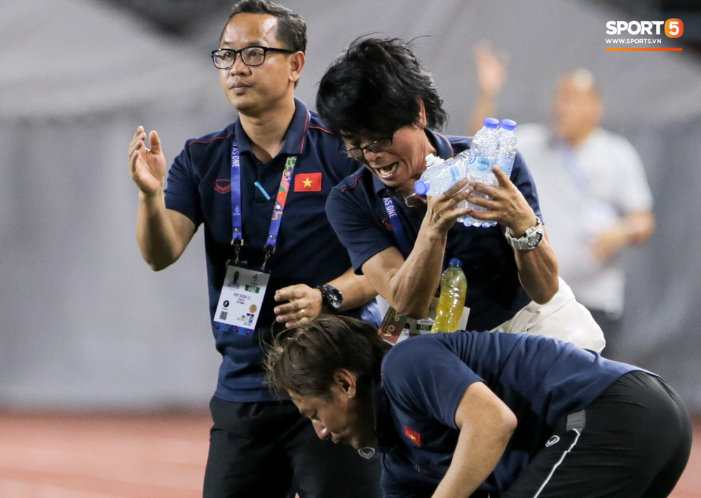 Hình ảnh vừa buồn cười, vừa thương khi bác sĩ của U22 Việt Nam hối hả tiếp nước cho cầu thủ ở trận thắng Indonesia-4