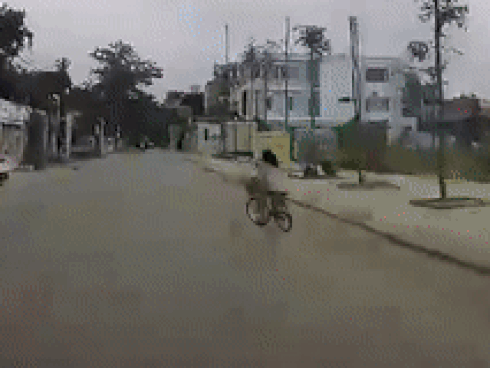 Bé gái qua đường suýt bị ôtô tông trúng