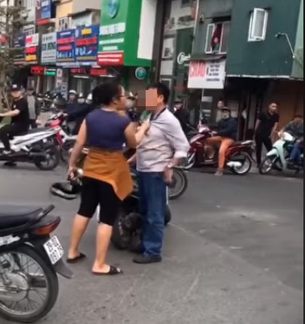 Va quệt với xe đạp điện, cô gái túm cổ ông chú đứng can, vội chạy ra mách cảnh sát 113-1