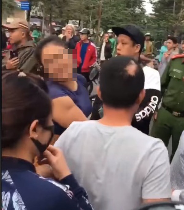 Va quệt với xe đạp điện, cô gái túm cổ ông chú đứng can, vội chạy ra mách cảnh sát 113-2