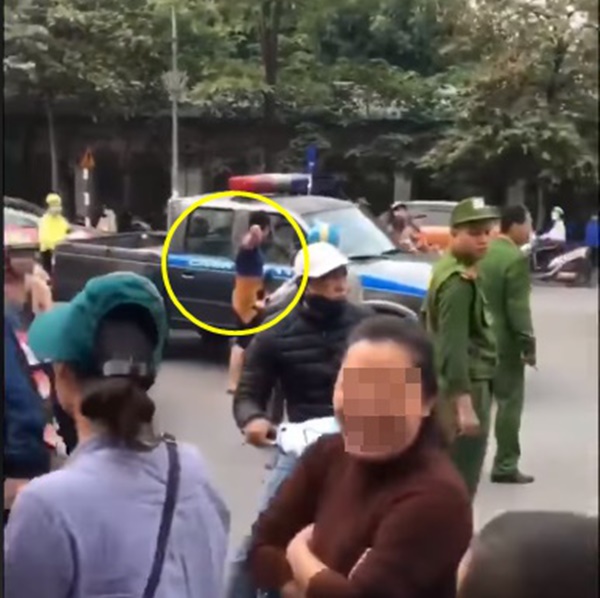 Va quệt với xe đạp điện, cô gái túm cổ ông chú đứng can, vội chạy ra mách cảnh sát 113-3